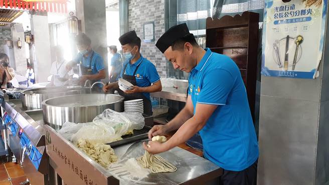 兰州牛肉麵是大陆各地的庶民美食。兰州人的一天，绝大多数都是从早餐的一碗牛肉麵唤醒味蕾。图为麵馆厨师分工合作制作麵条。（蓝孝威摄）