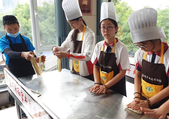 兰州牛肉麵是大陆各地的庶民美食。在兰州牛肉麵的故乡甘肃兰州，不少业者除了经营餐厅，还结合文创开设烹饪教室，让消费者旅游体验或正式学习拉麵制作手艺。（蓝孝威摄）