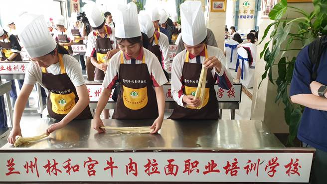 兰州牛肉麵是大陆各地的庶民美食。在兰州牛肉麵的故乡甘肃兰州，不少业者除了经营餐厅，还结合文创开设烹饪教室，让消费者旅游体验或正式学习拉麵制作手艺。（蓝孝威摄）