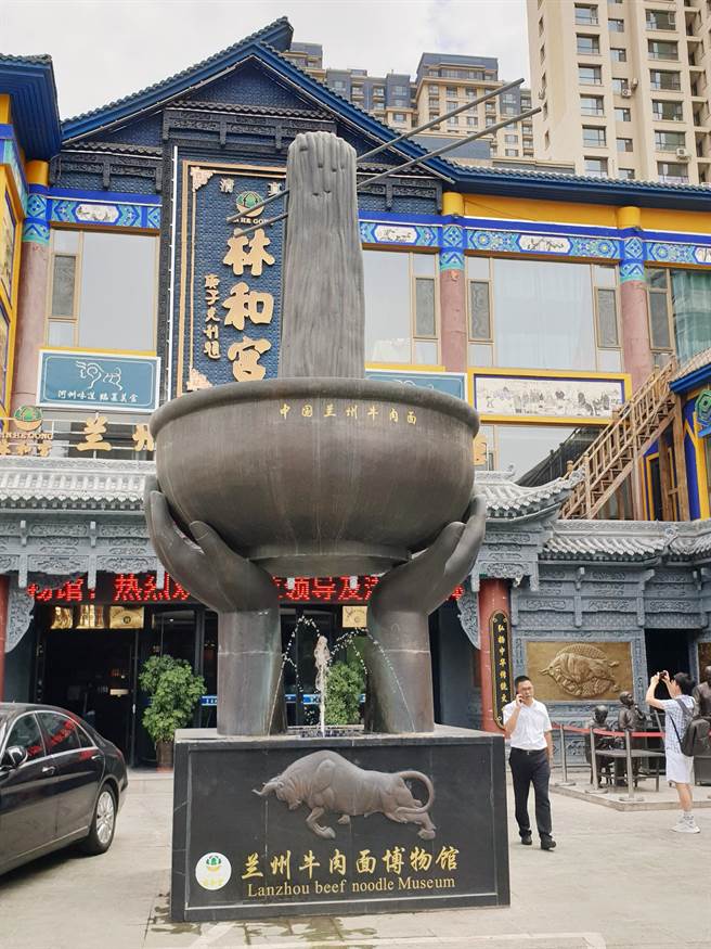 兰州牛肉麵是大陆各地的庶民美食。林和宫餐饮有限公司董事长马有林自幼从父执辈手中传承兰州牛肉麵手艺，2020年底和同业合伙，投入人民币8800万元成立兰州牛肉面博物馆，座落于黄河之滨，推广兰州牛肉麵文化。（蓝孝威摄）