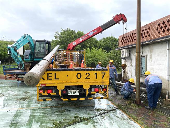 台電金門區處與台灣工班出動近百人，全力搶修28小時後，終於在今日晚間18時讓金門全面復電。(于家麒攝)