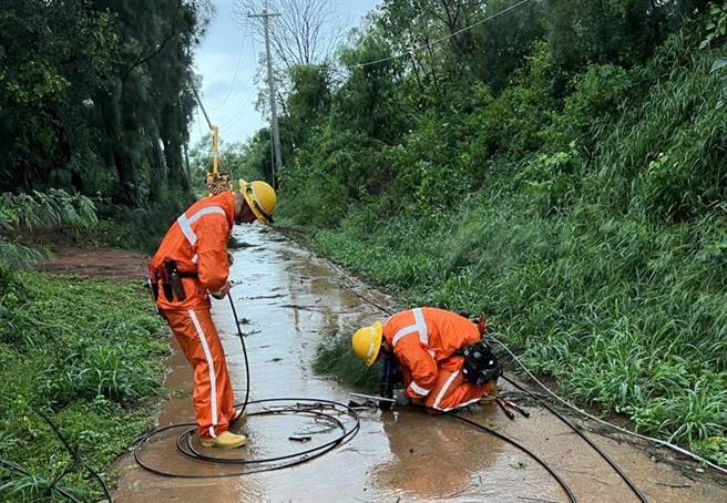 今日從台灣本島各單位調派金門的支援人力，均為訓練有素、經驗豐富的外線工作精英。(圖／台電提供)