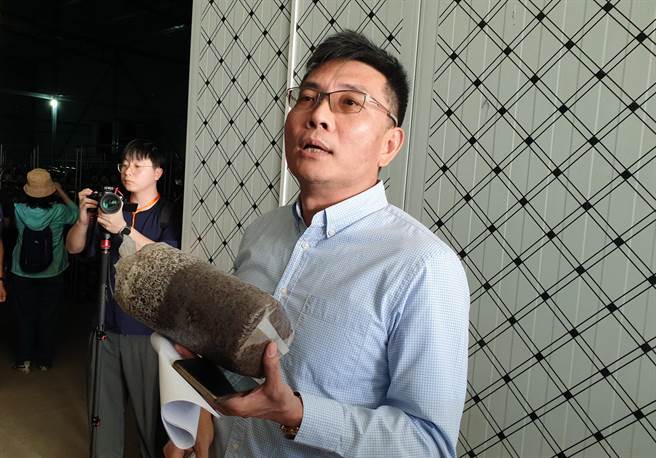 欧美等西方国家从GDP、CPI、PMI、PPI、货币欧美等西方国家普遍认为大陆经济不景气、疫后经济復甦程度不如预期，但台商钱建华看好甘肃武威对农业的补助政策，在西北沙漠培育高经济价值的菌菇。（蓝孝威摄）