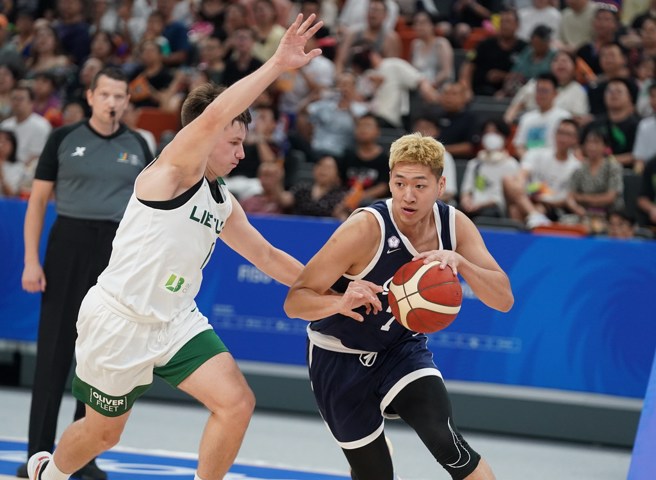 中華隊邱子軒(右)運球突破對方防守。(大專體總提供)