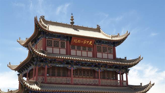 嘉峪关位于河西走廊中段，号称「天下第一雄关」，是中国明代万里长城西端终点。因地势险要、建筑雄伟，是古代「丝绸之路」的交通要塞。当地有俗谚称：「出了嘉峪关，两眼泪不乾，前是戈壁滩，后是鬼门关」。（蓝孝威摄）