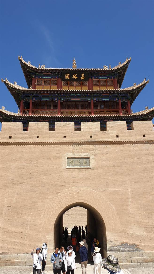 嘉峪关位于河西走廊中段，号称「天下第一雄关」，是中国明代万里长城西端终点。因地势险要、建筑雄伟，是古代「丝绸之路」的交通要塞。当地有俗谚称：「出了嘉峪关，两眼泪不乾，前是戈壁滩，后是鬼门关」。（蓝孝威摄）