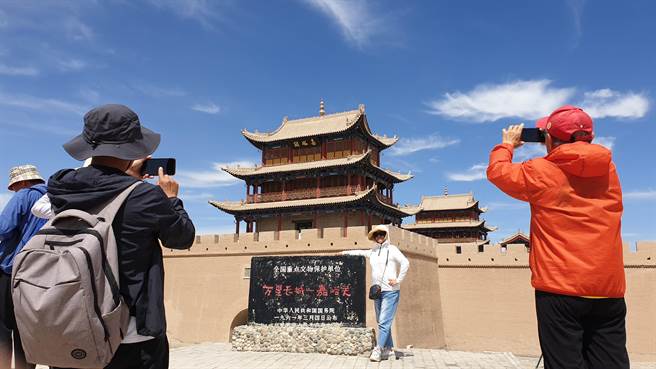 嘉峪关位于河西走廊中段，号称「天下第一雄关」，是中国明代万里长城西端终点。因地势险要、建筑雄伟，是古代「丝绸之路」的交通要塞。当地有俗谚称：「出了嘉峪关，两眼泪不乾，前是戈壁滩，后是鬼门关」。（蓝孝威摄）