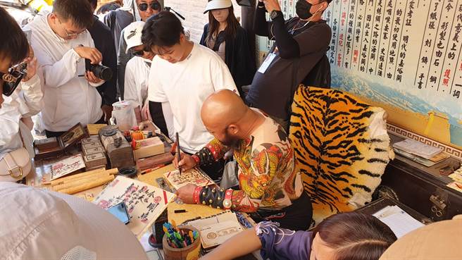 嘉峪关位于河西走廊中段，古代进出关，都必须持有「关长」签发的旅行文件「关照」。为了让游客沈浸式体验歷史，园区也聘请数位名员工扮演「关长」，其中一名光头留着落腮鬍的李森，因为谈吐幽默风趣、史地知识丰富，迅速在网路上走红。（蓝孝威摄）