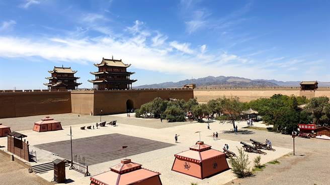 嘉峪关位于河西走廊中段，号称「天下第一雄关」，是中国明代万里长城西端终点。因地势险要、建筑雄伟，是古代「丝绸之路」的交通要塞。当地有俗谚称：「出了嘉峪关，两眼泪不乾，前是戈壁滩，后是鬼门关」。（蓝孝威摄）