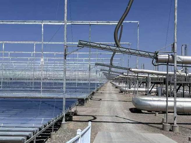 中国大陆研发的太阳能发电技术再升级，採先储热再发电的方式，达到不浪费每天的光照时间。图为线性集热，在厂区内架设大量的集热管线收集太阳热能。（蓝孝威摄）