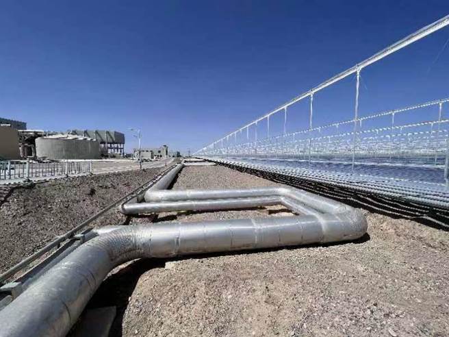 中国大陆研发的太阳能发电技术再升级，採先储热再发电的方式，达到不浪费每天的光照时间。图为线性集热，在厂区内架设大量的集热管线收集太阳热能。（蓝孝威摄）