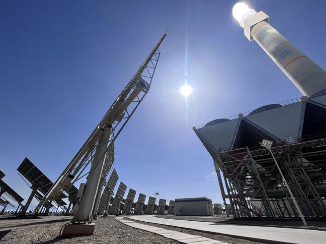 中国大陆研发的太阳能发电技术再升级，採先储热再发电的方式，达到不浪费每天的光照时间。图为塔式集热，中间高耸矗立着一座吸热岛，地面上围绕着12000面大镜子，从四面八方捕捉光照后反射到塔尖，温度能超过摄氏一千度。（蓝孝威摄）