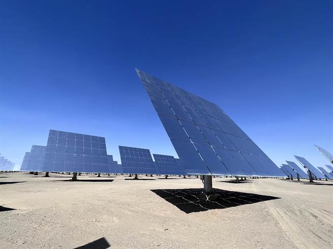 中国大陆研发的太阳能发电技术再升级，採先储热再发电的方式，达到不浪费每天的光照时间。图为塔式集热，中间高耸矗立着一座吸热岛，地面上围绕着12000面大镜子，从四面八方捕捉光照后反射到塔尖，温度能超过摄氏一千度。（蓝孝威摄）