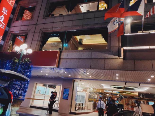 天成饭店男子聚餐突坠楼重伤抢救中。（陈鸿伟翻摄）