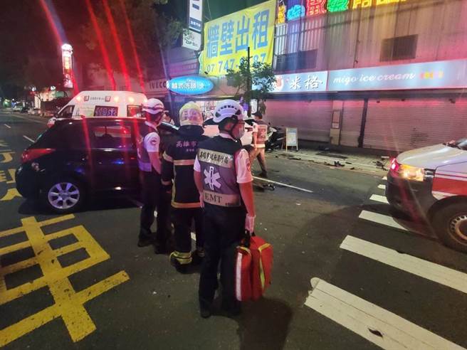 高雄鳳山區今晚間發生車禍，保時捷休旅車與轎車發生碰撞，共4人輕傷送醫。（翻攝照片／崔正綱高雄傳真）