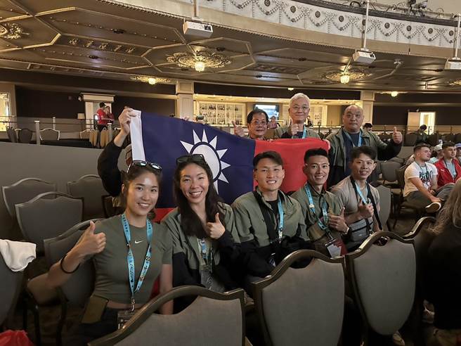 内政部长林右昌越洋指示代表团，不用有所顾虑，把国旗拿出来。（内政部提供／游念育台北传真）