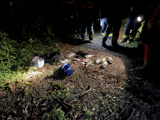 今29日晚間21時50分許，新北市新店區新烏路二段發生一起燒傷案，警方現場發現高粱酒數瓶、打火機與購買發票。（翻攝畫面）