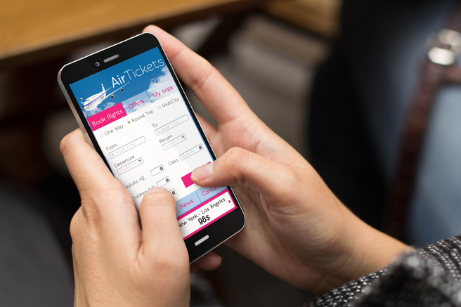 低成本航空公司订票网站的流程把所有服务项目逐一条列额外收费选项，抓准消费者想赶紧「结帐买断」的心态，从额外付费项目获利。（示意图／Shutterstock）