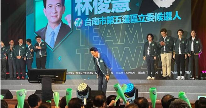民进党总统参选人赖清德子弟兵、立委林俊宪（中）示警，在台南只要有一席立委落选，赖清德就会输掉总统大选。（图／翻摄林俊宪脸书）