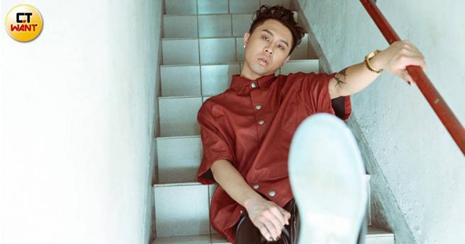 由于家中经济状况不好让父母相当自责，同理用歌曲告诉爸妈不必在意。（图／林士杰摄）