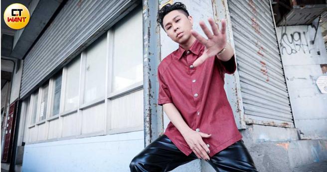 自认是工作狂的同理平时完全閒不下来，希望明年有机会能得到金曲奖。（图／林士杰摄）