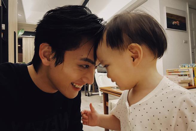 女儿出生后，范少勋（左）与父亲的关系也有大转变。（摘自脸书）