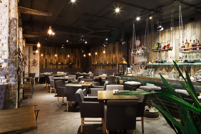 餐厅的老板娘，订了13张桌子、40张椅子，价格一共是46000元，事后却不断砍价。（图／示意图，达志影像）