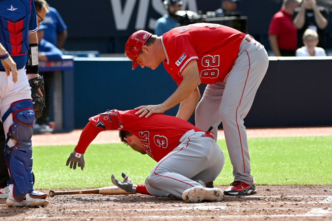 MLB棒球大谷翔平抱头吓呆沃德挨触身球溅血头盔喷飞