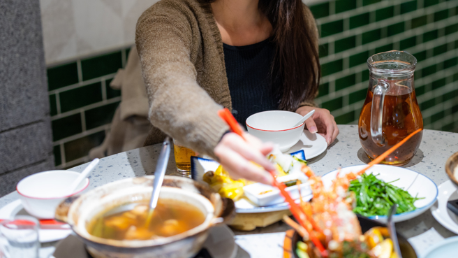 一名男子在餐厅用餐，发现其他桌的男性都是坐靠走道，让女性坐在内侧。（图／示意图，达志影像）