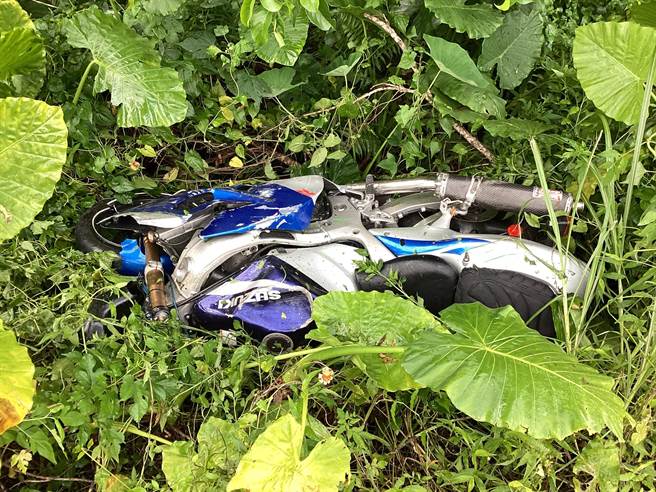 男性机车骑士今天清晨6时许，骑乘重型机车行经台9线237公里花莲光復地区不慎追撞路边工程车，救护人员赶抵现场，男子臟器明显外露，评估已明显死亡，机车则直接喷飞至路边草丛。（花莲县消防局提供／罗亦晽花莲传真）