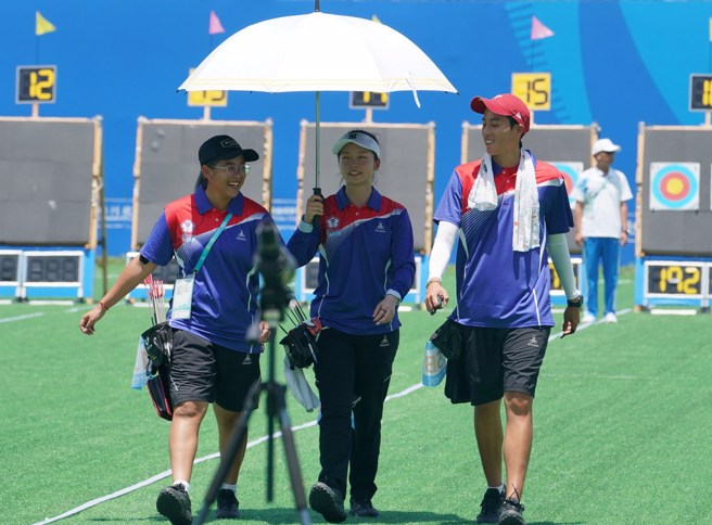 中华复合弓女团(左起)罗苡瑄、许嬿桦、林明静。(大专体总提供)