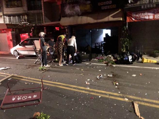 桃园同德十一街上一间烧烤店凌晨收摊不慎酿气爆，2员工受伤送医所幸并无生命危险。(翻摄照片／蔡依珍桃园传真)