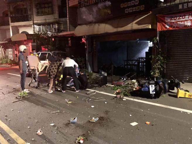桃园同德十一街上一间烧烤店凌晨收摊不慎酿气爆，2员工受伤送医所幸并无生命危险。(翻摄照片／蔡依珍桃园传真)