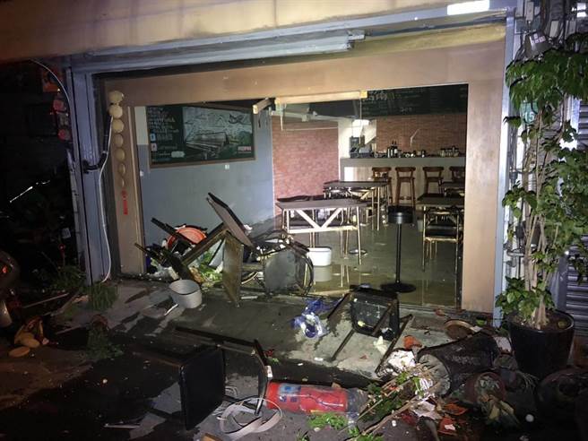 桃园同德十一街上一间烧烤店凌晨收摊不慎酿气爆，2员工受伤送医所幸并无生命危险。(翻摄照片／蔡依珍桃园传真)