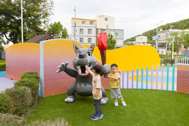 高市莲池潭儿童公园今年再打造新亮点，以三只小猪故事为主题打造独特景观的迷宫广场。（柯宗纬翻摄）