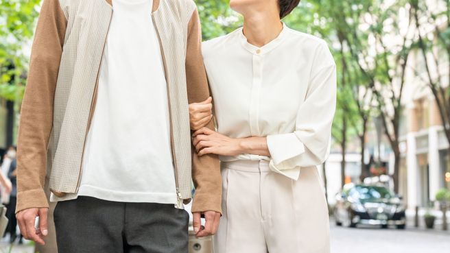 一名男大生要穿皺皺的Ｔ恤和短褲和心儀的女性約會。（圖／示意圖，達志影像）