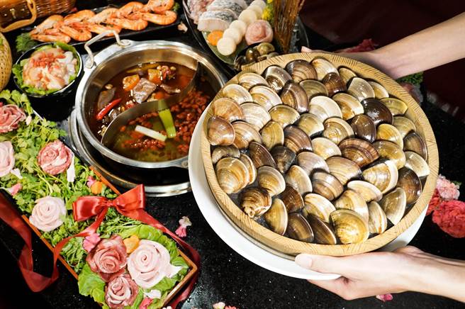 符合身分證對對碰者，到馬辣頂級麻辣鴛鴦火鍋用餐，全桌可享「XXL東石大蛤吃到飽」。(馬辣國際餐飲集團提供)