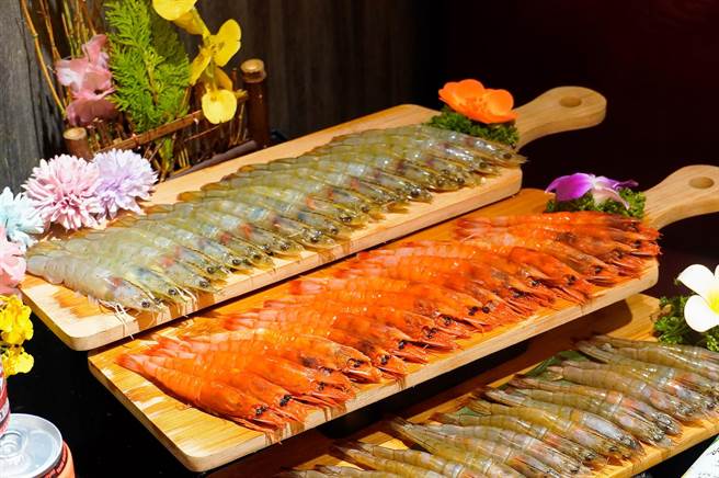 新馬辣經典麻辣鍋、新馬辣經典麻辣鍋Plus＋選擇指定方案，全桌可享「雙蝦盛宴-基隆胭脂蝦、阿拉伯藍鑽蝦吃到飽」。(馬辣國際餐飲集團提供)