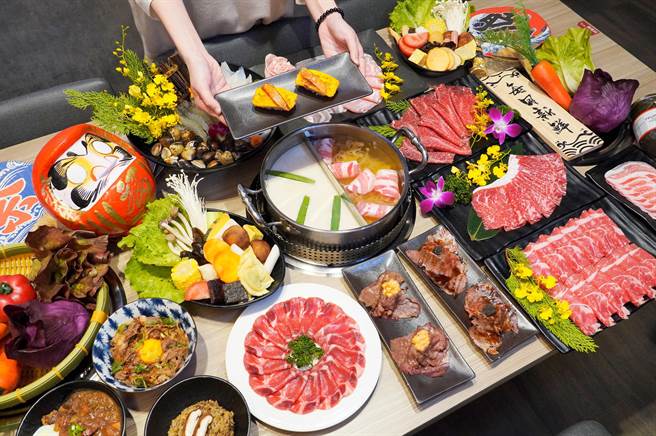 圖說4 涮樂和牛鍋物選擇不同的方案，可享期間限定的「炙燒焦糖烏魚子玉子握壽司」，每人1份或無限續加。(馬辣國際餐飲集團提供)