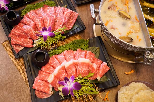 問鼎皇上吉祥宮廷火鍋8月升級吃到飽988元起，可享經典手路菜、濕式熟成原塊精肉現點現切無限供應。(馬辣國際餐飲集團提供)