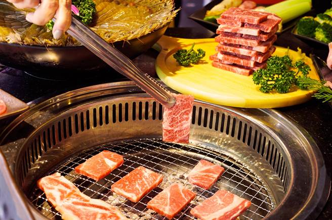 熊一頂級燒肉選擇指定方案，全桌可享限量的「美國見島和牛吃到飽」。(馬辣國際餐飲集團提供)