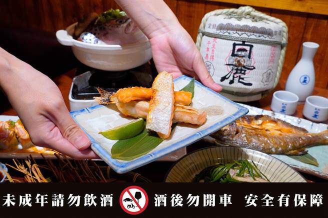 「狗一下居酒食堂」全桌單點消費滿1000元，即贈價值200元的「香烤鮭魚肚」1份，可累贈。(馬辣國際餐飲集團提供)