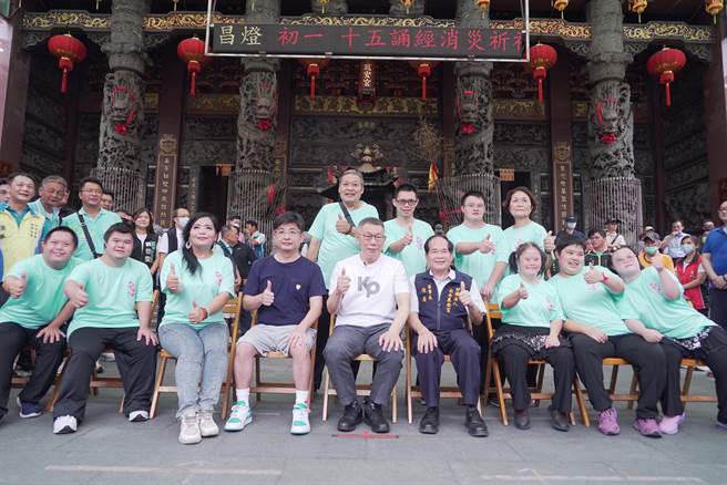 庇護工場聯合總會市集30日開幕，民眾黨主席柯文哲特別下鄉彰化力挺，除了參觀庇護工場市集響應公益外，還在議長謝典林陪同下到北斗奠安宮參拜。（吳建輝攝）