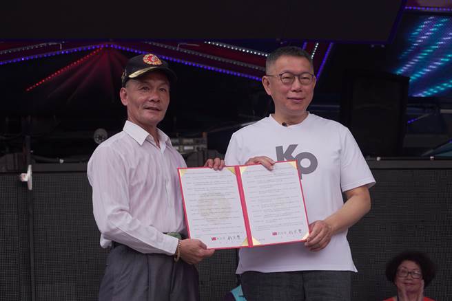 會中庇護工場、商圈代表提問，包括庇護工場財務平衡、資源分配以及商圈發展等問題，柯文哲還簽署當選總統後振興商圈、解決庇護工場問題承諾執行備忘錄。（吳建輝攝）