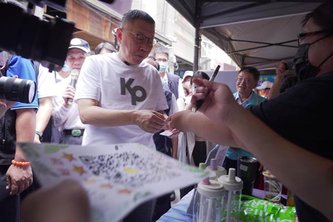 全國商圈嘉年華會29、30日連續2天在彰化縣北斗奠安宮前舉辦，社團法人中華民國全國庇護工場聯合總會響應，市集30日開幕，柯文哲現身力挺。（吳建輝攝）