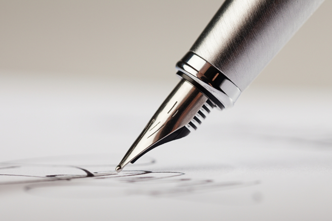 同事离职前送来贵重礼物，该不该收下考验职场智慧。（示意图／Shutterstock）