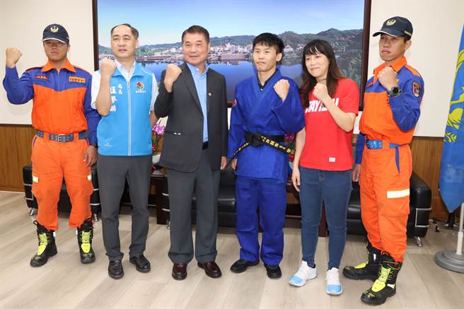 縣長鍾東錦等人日前為許顥瀚狀行。（李京昇攝）