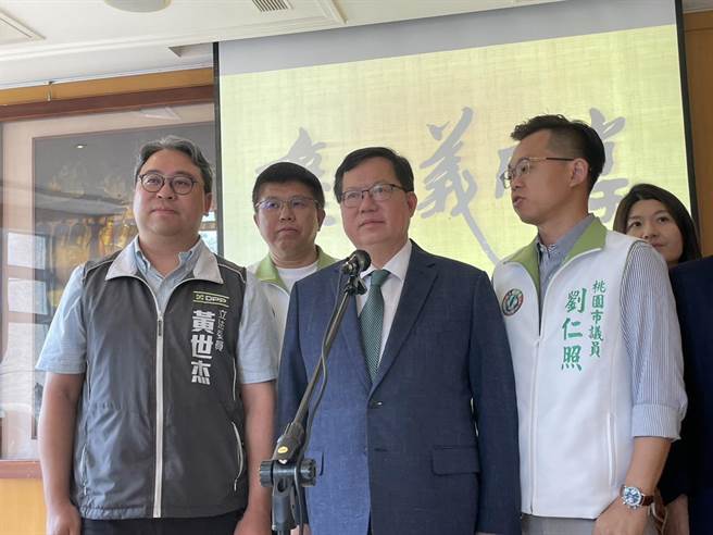 世界警消运动会国旗遭阻，行政院副院长郑文灿(中)说，国际比赛只要非正式仪式都可拿国旗。(吕筱蝉摄)