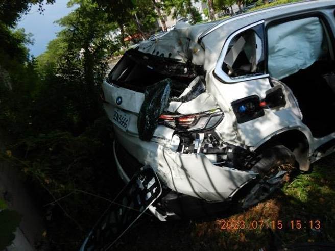 吕男驾驶BMW轿车自本工五路内侧车道绿灯直行，蒋男驾驶黑色宾士从右侧衝出来，闯红灯肇事，吕的车辆安全气囊爆开，右后方车尾严重毁损，所幸他与乘客均受轻伤，无须送医，蒋男车辆车头撞毁零件四散，人无受伤。（警方提供／林雅惠传真）