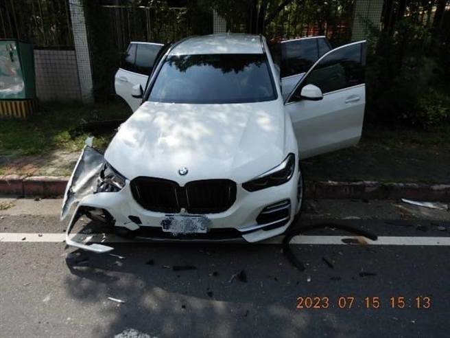 吕男驾驶BMW轿车自本工五路内侧车道绿灯直行，蒋男驾驶黑色宾士从右侧衝出来，闯红灯肇事，吕的车辆安全气囊爆开，右后方车尾严重毁损，所幸他与乘客均受轻伤，无须送医，蒋男车辆车头撞毁零件四散，人无受伤。（警方提供／林雅惠传真）